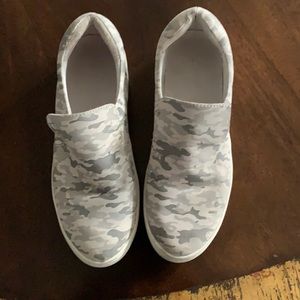 J SLIDES GREY CAMO SNEAKERS SZ 8